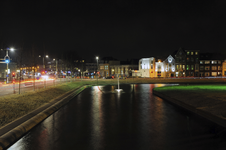 900498 Gezicht op de opnieuw aangelegde Stadsbuitengracht te Utrecht, vanaf de Paardenveldbrug, bij avond, met links de ...